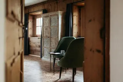 a room with chairs and a table and a window at Ban Hilba in Falzes