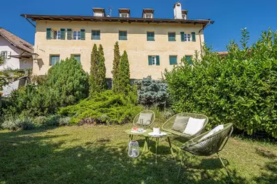 two chairs and a table in front of a building at HOMESTWENTY3 - Home five in Caldaro