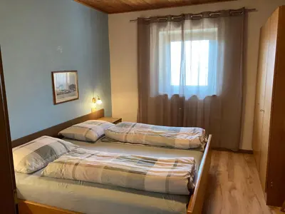 two beds in a bedroom with a window at Rempphof in San Genesio Atesino