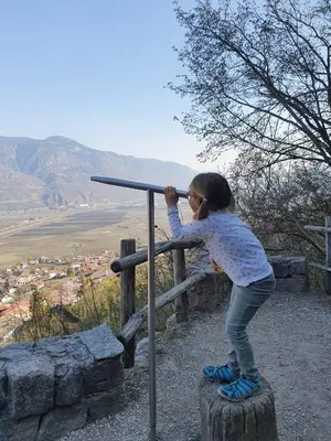 a little girl standing on top of a wooden fence at Marlingsuites in Marlengo