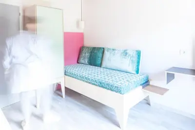 a room with a bench and a mirror at Residence Vis à Vis in Rasùn di Sotto