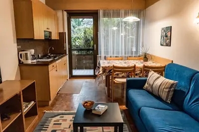 a living room with a blue couch and a table at Residence Greymold in Rifiano