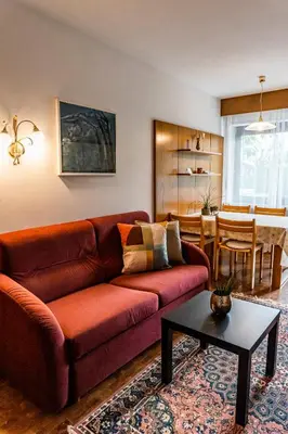 a living room with a couch and a table at Residence Greymold in Rifiano