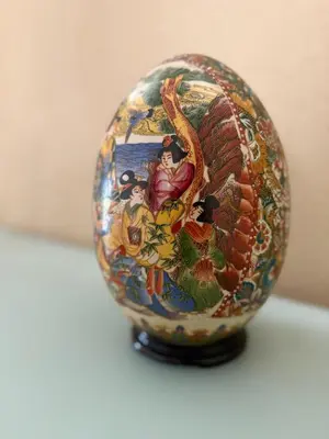 a vase with a painting on it on a table at Appartamento incantevole Fondo Val di Non in Fondo