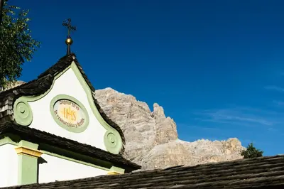 a bedroom with a large white bed in a room at Apartments DA LA VEDLA Flats in San Cassiano