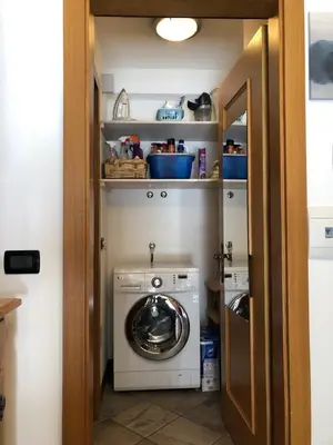 a washer and dryer in a small room at Casa Gallo in Mazzin