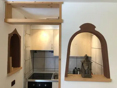a mirror on a wall next to a kitchen at Casa Gallo in Mazzin