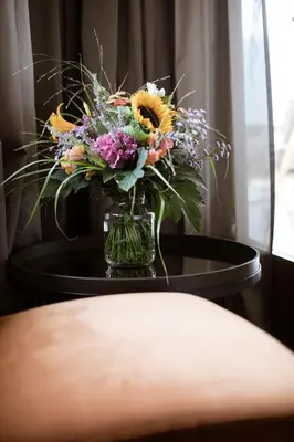 a vase filled with flowers on a table at Nössinghof in Tirolo