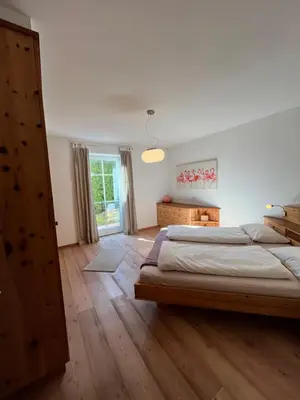 a bedroom with two beds and a window at Für 4-6 Wohnhaus im Weinberg - Voldersberghof in Penone