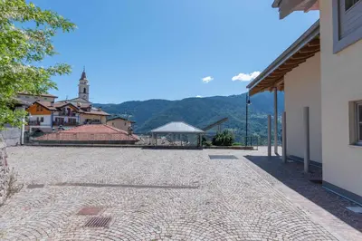 a cobblestone street in front of a building at Appartamento al Sol Grauno Ospitar in Grauno