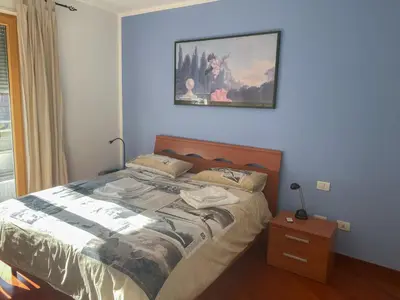 a bedroom with a bed and a picture on the wall at Living Rencio: vicino al Centro di Bolzano in Bolzano