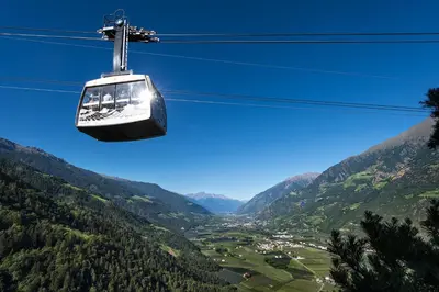 a gondola ride over a valley in the mountains at Garni Appartment Wagnerhof in Rablà