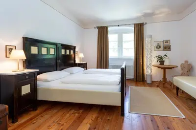 a large bedroom with a large bed and a window at Appartement im Grünweinhof in Montagna