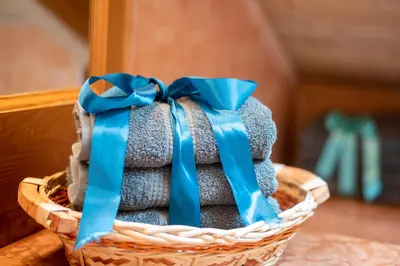 a basket of towels with a blue bow at Mansarda Cermis in Cavalese