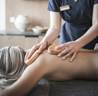 a woman getting a massage from a therapist at Santre dolomythic home in Bressanone