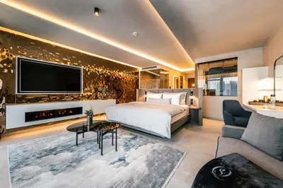 a hotel room with a bed and a tv at Quellenhof See Lodge in Saltusio