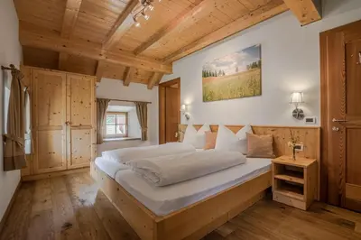 a bedroom with a large bed in a room at Lüch da Fusse in Badia