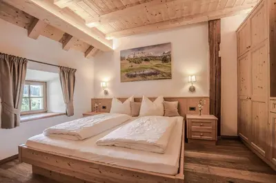a bedroom with a large bed in a room at Lüch da Fusse in Badia