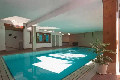 a large swimming pool in a building at Ferienwohnungen St Hippolyt mit Hallenbad in Lagundo