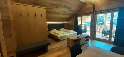 a bedroom with a bed and a desk with a desk at Editlodge 