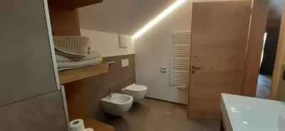 a small bathroom with a toilet and a sink at Editlodge 