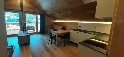 a kitchen with a table and chairs in a room at Editlodge 