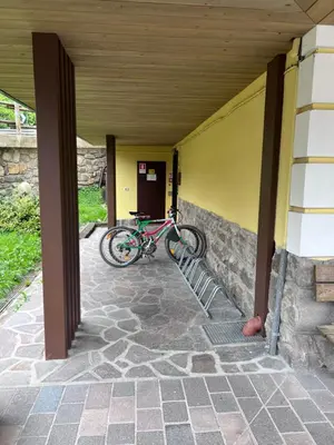 a bike parked next to a yellow wall at EMARGHE, CASA A MOENA in Moena