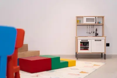 a living room with a table and a microwave at VANEA - Alp Relax Guesthouse in Chienes