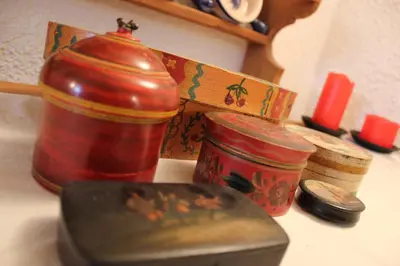 a counter top with two red cups and aounters at Ronchet Baita Vanoi Trentino in Ronco