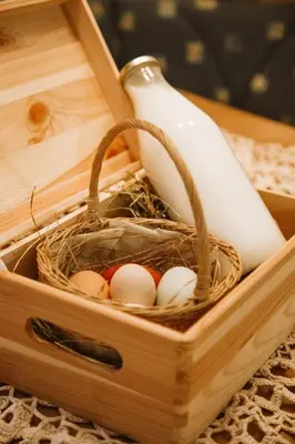 a box with eggs and a bottle in it at Lü de Terza in San Vigilio Di Marebbe