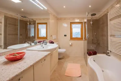 a bathroom with a sink and a tub and a toilet at Ferienwohnungen Kalchgruberhof in Ultimo
