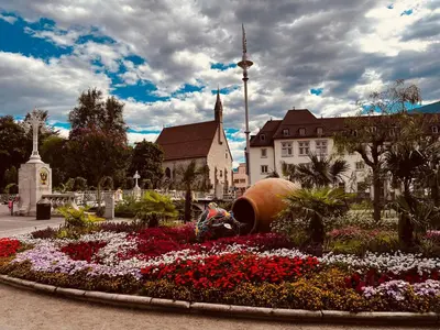 a garden with flowers in front of a building at Portico ventizerodue in Merano