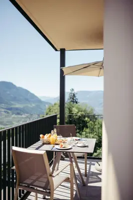 a table and chairs on a balcony with a view at Villa Bea in Caines