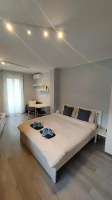 a bedroom with a large bed in a room at Apartment mit Tiefgarage 8 Min zu Fuß bis ins Zentrum in Merano