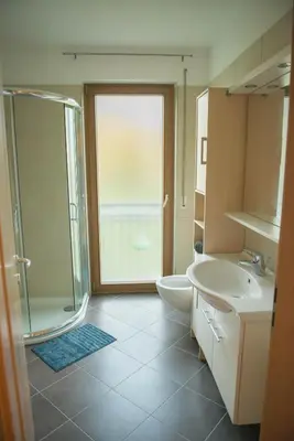 a bathroom with a shower and a toilet and a sink at Apartment mit Tiefgarage 8 Min zu Fuß bis ins Zentrum in Merano