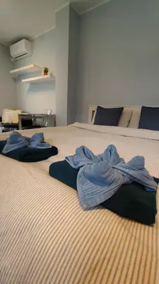 two piles of towels sitting on top of a bed at Apartment mit Tiefgarage 8 Min zu Fuß bis ins Zentrum in Merano