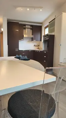 a room with a bed and a glass table at Apartment mit Tiefgarage 8 Min zu Fuß bis ins Zentrum in Merano