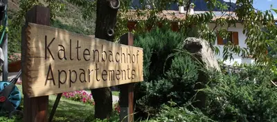 a sign for a garden in front of a building at Ferienwohnungen Kaltenbachhof - Urlaub auf dem Biobauernhof in Parcines