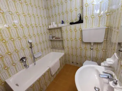a bathroom with a sink and a tub and a toilet at Gemütliches Studio mit Garagenparkplatz in Vols am Schlern