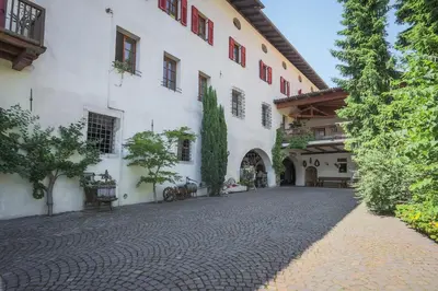 a cobblestone street in front of a building at Ansitz von Wohlgemuth in Salorno sulla Strada del Vino