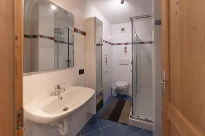 a bathroom with a sink and a shower and a toilet at CASA BEBA - 2 camere, 2 bagni, parcheggio Dolomiti Affitti in Cavalese