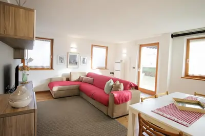 a living room with a couch and a table at CASA BEBA - 2 camere, 2 bagni, parcheggio Dolomiti Affitti in Cavalese