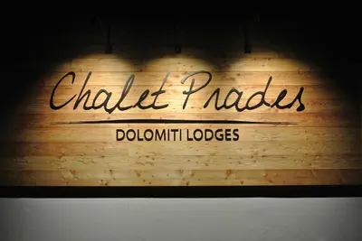 a sign that reads chalk parols on a wooden wall at Chalet Prades Dolomiti Lodges in La Villa