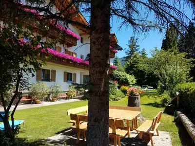 a picnic table in the garden of a house at Residence Klementhof 3 in Fiumes
