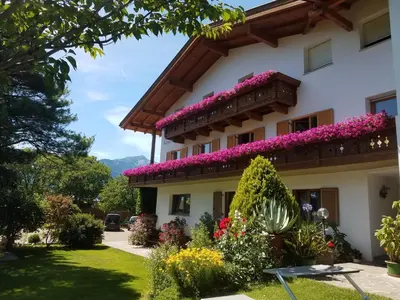 a house with flowers on the side of it at Residence Klementhof 3 in Fiumes