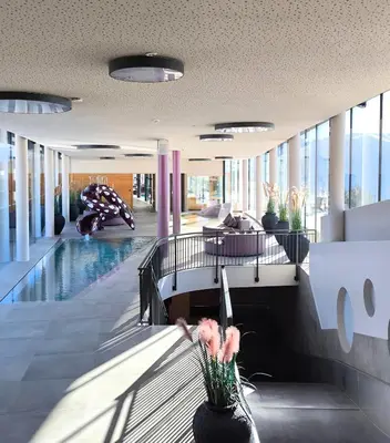 a lobby with a swimming pool in a building at Hotel Familiamus in Maranza