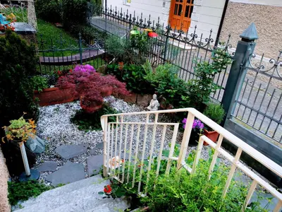 a garden with flowers and a wooden rail at Villetta Italia IT.CU in Merano