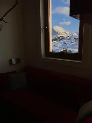 a window in a room with a view of a mountain at Appartamento con vista sull'Alpe di Siusi in Bulla