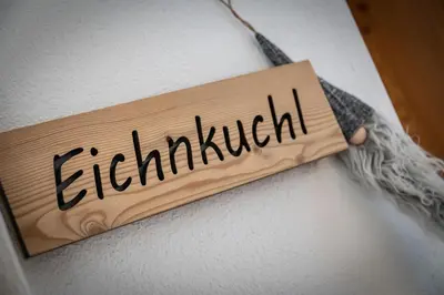 a wooden sign with the word edinburgh on a wall at Mesnerhof in Valles