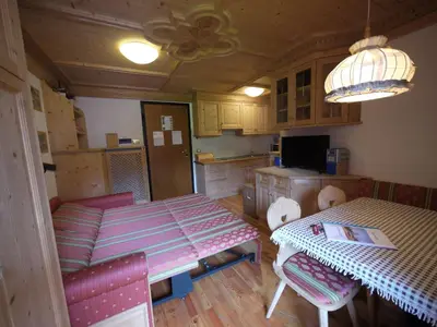 a kitchen with a table and a tableasteryasteryasteryasteryasteryasteryasteryastery at Appartamento Brentegani in Arabba